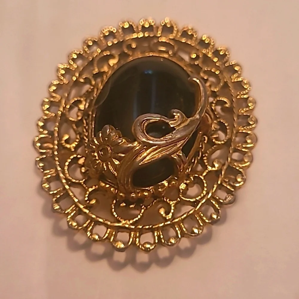 Brooch Vintage Black Bead  Cabachon gold filagree setting  flower embellished